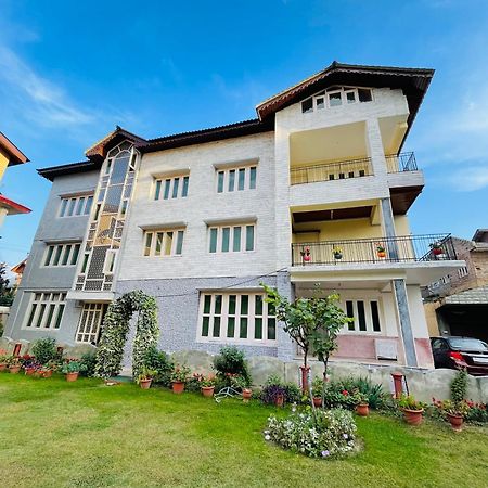 The Khayabaan - Luxurious Home Stay Away From Home Srīnagar Exterior foto