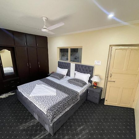 The Khayabaan - Luxurious Home Stay Away From Home Srīnagar Exterior foto