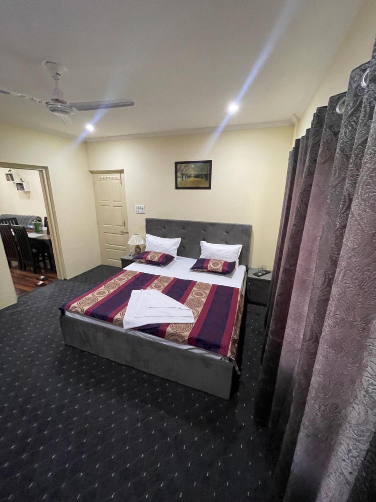 The Khayabaan - Luxurious Home Stay Away From Home Srīnagar Exterior foto