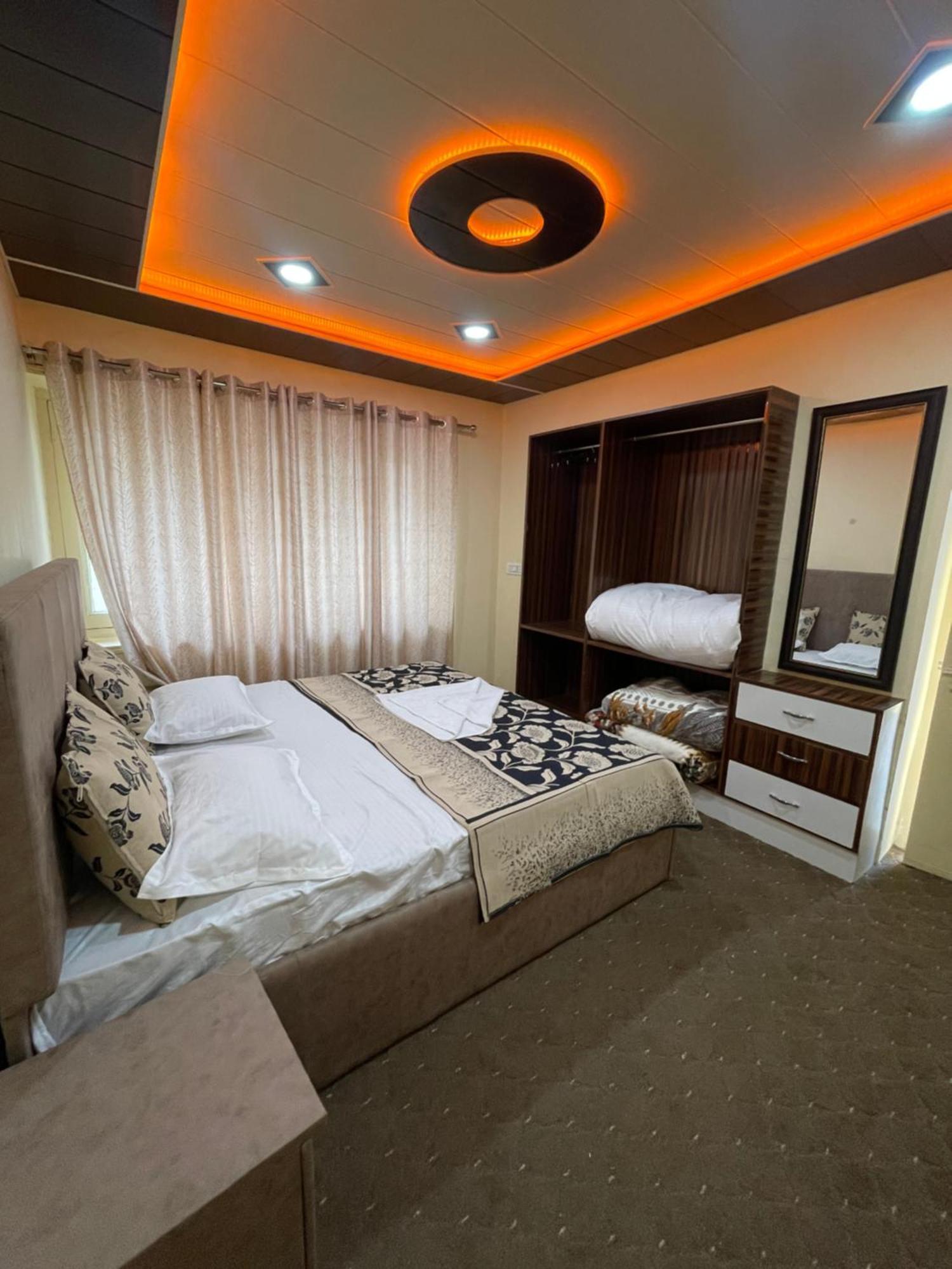 The Khayabaan - Luxurious Home Stay Away From Home Srīnagar Exterior foto